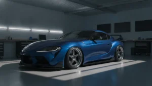 Voiture japonaise tunée aux jantes élargies et suspension abaissée dans un garage de tuning